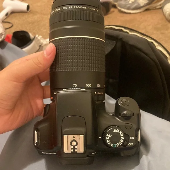 Canon Black DSLR Camera - Picture 5 of 9